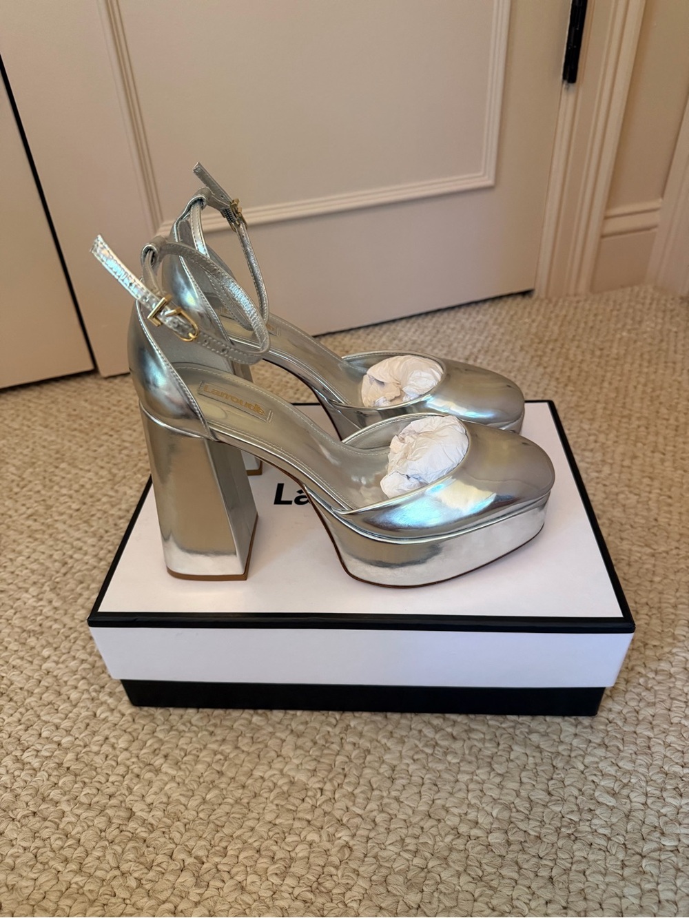 NEW in Box Women’s Laroude Silver Metallic Platform Block Heels, size 9.5